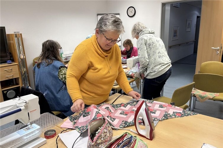 Auf Einladung des BürgerSTÜTZPUNKT+ der Verbandsgemeinde (VG) Weißenthurm trifft sich die Generation 50+ sowie Seniorinnen und Senioren zum gemeinsamen Patchworken.
