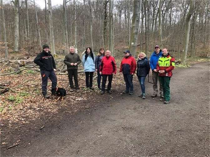 Auf Einladung des Bürgermeisters Detlev Leersch haben sich am vergangenen Samstag, Mitglieder des Nickenicher Gemeinderates, zum Waldbegang mit dem zuständigen Förster Felix Janz, getroffen. Foto: privat