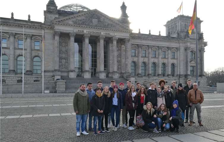 Auf Einladung des Bundestagsabgeordneten Erwin Rüddel fuhren die Kreisjugendpflegen Neuwied und Altenkirchen mit Jugendlichen aus beiden Landkreisen in die Hauptstadt Berlin. privat