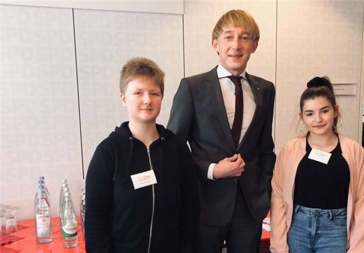 Auf Einladung des SPD-Abgeordneten Marc Ruland nahmen auch zwei Schülerinnen aus dem Landkreis Mayen-Koblenz, Leonie Schommer aus Plaidt und Stella Marie Serravalle aus Urbar, am Projekttag teil.Foto: privat