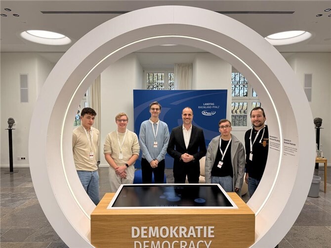 Auf Einladung des SPD-Staatsministers und Landtagsabgeordneten Clemens Hoch besuchte eine Abordnung der JUSOS Andernach kürzlich den rheinland-pfälzischen Landtag in Mainz. Foto: Benjamin Kastner