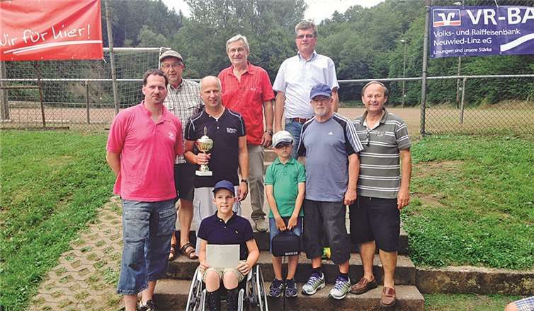 Auf Einladung des SV Leubsdorf trafen sich 32 Kinder und Erwachsene auf dem Sportgelände, um das Boule-Spiel kennenzulernen.privat