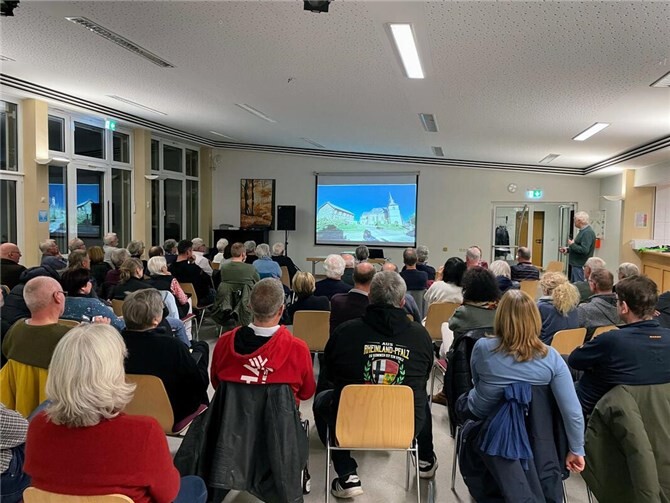 Auf Einladung des Verkehrs- und Verschönerungsverein Kell e.V. hielt Herr Wolfgang Redwanz im Bürgerhaus vor einem großen Publikum seinen Lichtbildvortrag „Vier Perlen Andernachs – Die Stadtteile“. Foto: privat