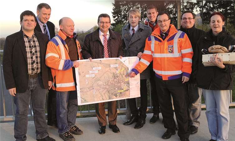 Auf Einladung des einheimischen Landtagsabgeordneten Marc Ruland nahm Staatssekretär Jürgen Häfner die Baustelle in Augenschein. privat