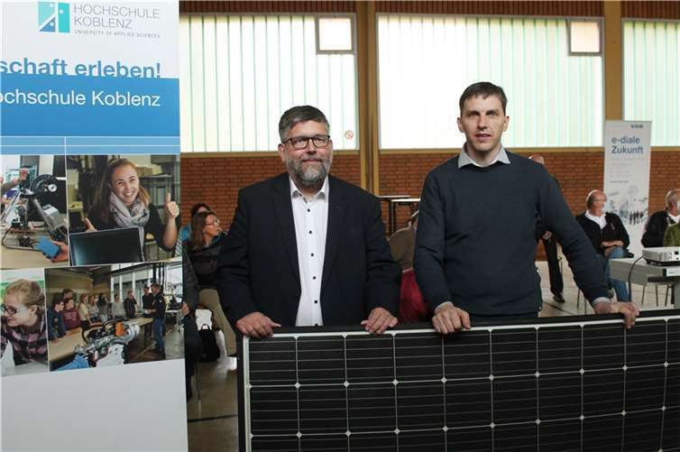 Auf Einladung von Bürgermeister Wolfgang Lambertz hat Prof. Dr. Stolz von der Hochschule Koblenz rund 160 Interessierte über Balkonanlagen informiert. Fotos: VG Cochem