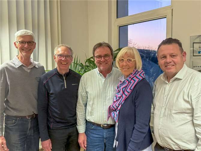 Auf Einladung von Bürgermeisterkandidat Alexander Albrecht (rechts) informierte die Vorsitzende des Fördervereins Krankenhaus Remagen, Pia Wasem (2. von rechts) über das Insolvenzverfahren der Klinikgesellschaften.  Foto: FWG Sinzig, Heinrich Ax