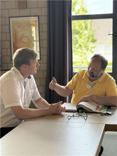 Auf Einladung von Initiator Günther Felten besuchte Bürgermeisterkandidat Stefan Pohl das Meckenheimer Repair-Café „Mach et wieder janz“. Foto: privat