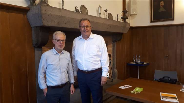 Auf Einladung von Karl Hermann Amthauer, Bildungsreferent des Vereins Eine-Welt Linz e.V., informierte der 1. Beigeordnete der Stadt Linz, Helmut Muthers, beim 3. Klimafreundlichen Dialog über Einzelheiten des Smart-City-Konzepts, das in den kommenden einen wesentlichen Einfluss auf eine nachhaltige städtische Gestaltung nehmen wird. Foto: Eine-Welt Linz e.V.