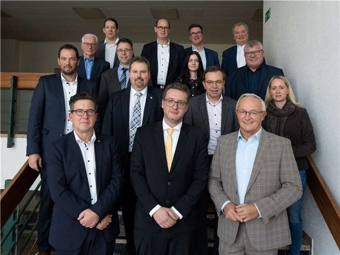 Auf Einladung von Landrat Achim Hallerbach traf sich der Staatssekretär im Ministerium für Familie, Frauen, Kultur und Integration Rheinland-Pfalz, Janosch Littig, mit den kommunalen Spitzen aus Landkreis, Landkreistag und Verwaltung zum Dialog über die Bewältigung der Folgen der hohen Zugangszahlen geflüchteter Menschen.  Foto: Martin Boden/Kreisverwaltung Neuwied