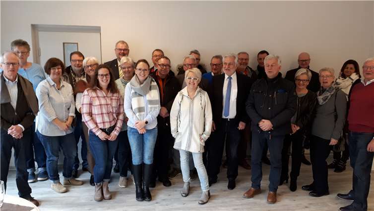 Auf Einladung von Pfarrer Christian Scheinost (hinten, Dritter v. links) feierten die Mitglieder des KiTa-Teams und des Verwaltungsrates mit allen Beteiligten und ehrenamtlichen Helfern die erfolgreiche Beendigung der Baumaßnahme und die Wiedereinsegnung der KiTa St. Walburgis. Foto: privat