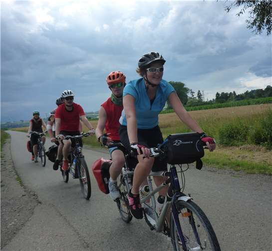 Auf Familien mit behinderten und nichtbehinderten Kindern/Jugendlichen warten spannende Tandemtouren und eine Familienfreizeit.privat