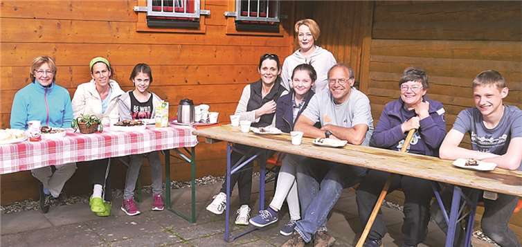 Auf Hochglanz brachten einige Mitglieder des TC Steimel das Clubhaus. Nach getaner Arbeit ließen sich die fleißigen Helfer den leckeren Kuchen schmecken.privat