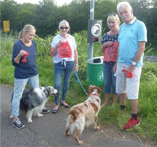 Auf Initiative des Stadtrates Eitel Bohn wurden acht Hundekotbehälter mit Tüten und Abfalleimern in Horchheim installiert.Foto: CDU Koblenz