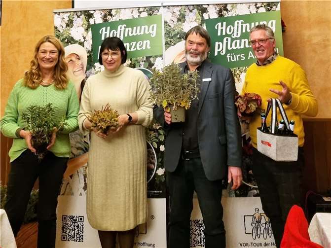 Auf Initiative von Anette Moesta MdL (2.v.l.) informierten Heike Boomgaarden (links), Werner Ollig (rechts) und Dr. Rüdiger Kape (3.v.l.) über naturnahe Gartengestaltung und entsprechende Förderungen.  Foto: privat