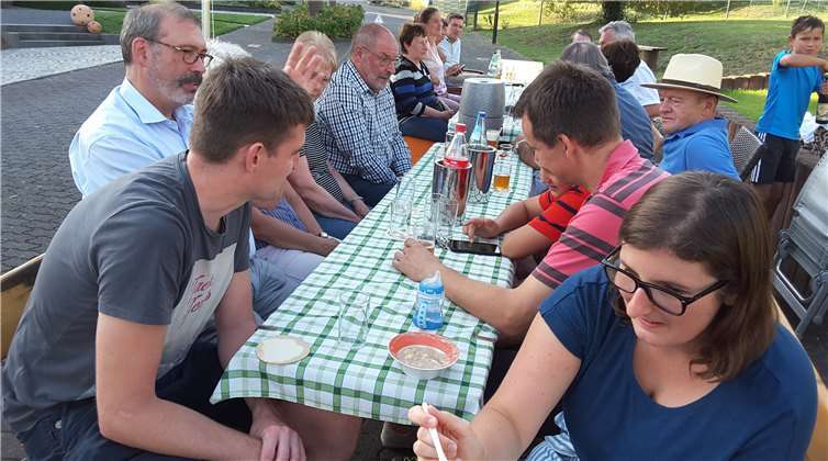 Auf Initiative von Hans-Peter Kranz hatte die Nachbarschaft ein Fest für Lothar Tentler und Hermann Kleber auf die Beine gestellt. Foto: privat
