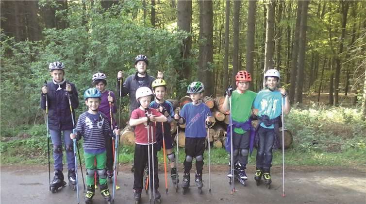 Auf Inlinern beginnen die Anfänger ihr Lauftraining. privat