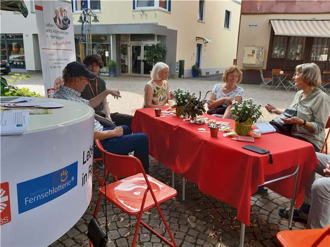 Auf Klappstühlen wurde ein spontanes Café errichtet. Foto: privat