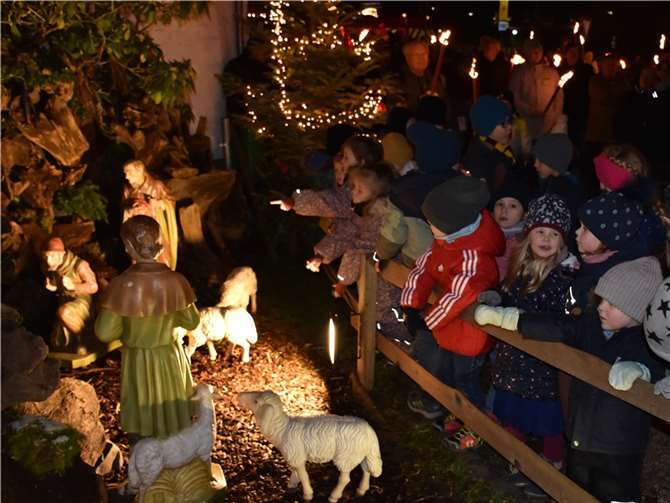 Auf Kommando der Kinder wurde das Licht der Freiluftkrippe eingeschaltet.