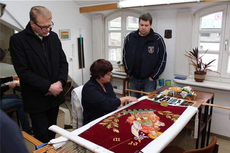 Auf Nonnenwerth waren die Gäste überrascht, was sich schon alles in feiner Stickarbeit an der Feuerwehr-Fahne getan hatte.AB