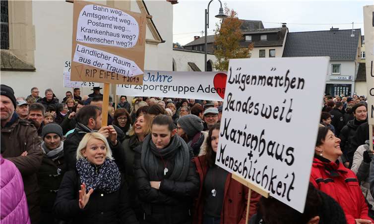 Auf Plakaten und Schildern brachten die Demonstranten ihren Unmut zum Ausdruck. Fotos: CRO