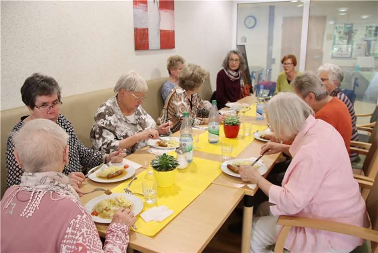 „Auf Rädern zum Essen“ bietet sozialen Kontakte und gute Ernährung im Alter.  Foto: wlutti