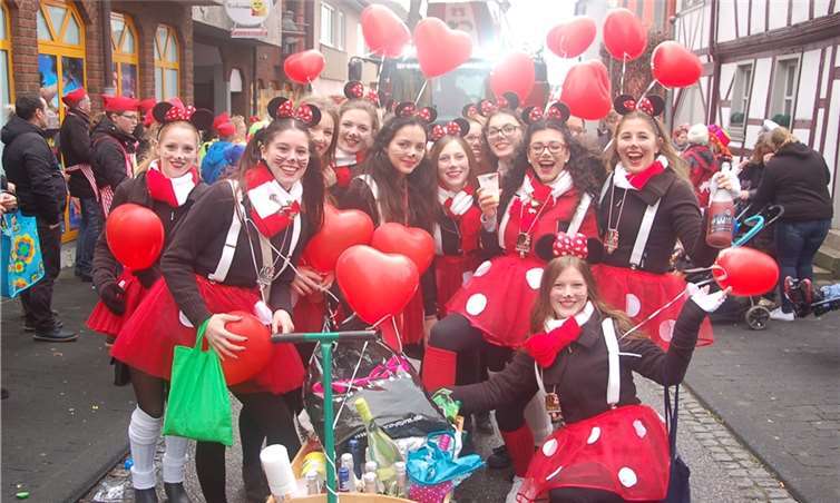 Auf Sinzig Straßen feierten die Jecken ausgelassen KarnevalRÜ