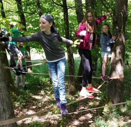 Auf Slaglines mussten die Kinder verschiedene Wege überwinden. privat