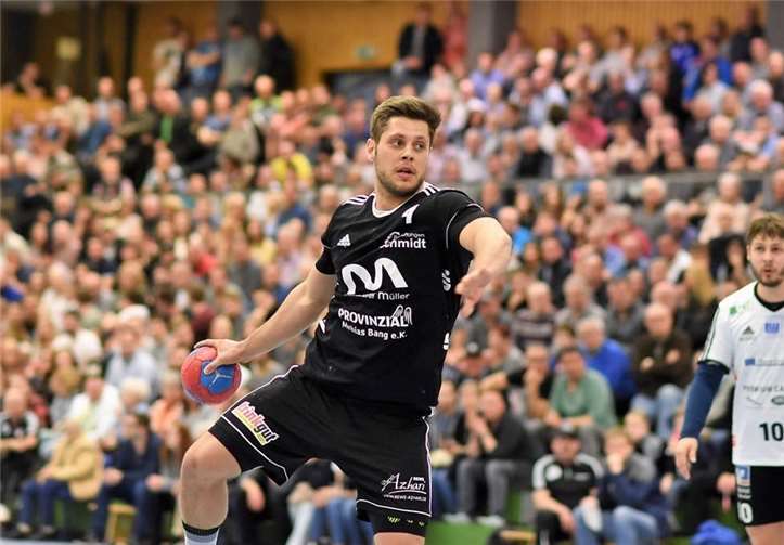 Auf Tore von Max Zerwas vor voller Kulisse freuen sich die Handballfans der Region.Bernd Hunder