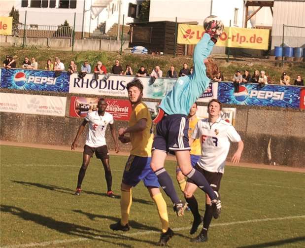 Auf Torwart Michael Berg war wieder Verlass, diese gefährliche Hereingabe konnte er sicher abfangen. RÜ