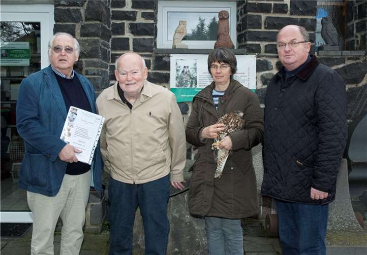 Auf Vermittlung von Dr. Rudolf Schneider erhielt Dr. Anja Baronetzky-Mercier für die Wildvogel-Station eine großzügige Spende der Stiftung von Dr. Hermann-Josef Marx, der von seinem Stellvertreter Dr. Detlef Jonas begleitet wurde. privat