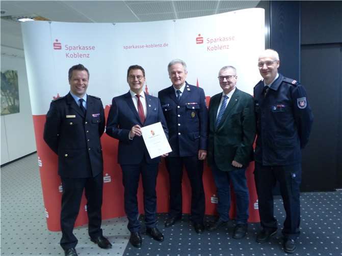 Auf Vorschlag des Kreisjugendfeuerwehrverbandes wurde dem Vorsitzenden der Sparkasse Koblenz Herrn Matthias Nester durch Landrat Dr. Alexander Saftig und dem Landesjugendfeuerwehrwart Dirk Ströder im Beisein von Kreisjugendfeuerwehrwart Horst Klee und Schriftführer Peter Moskob in Anerkennung der Verdienste um den Aufbau und die Förderung der Jugendfeuerwehr Rheinland-Pfalz die Ehrennadel der Jugendfeuerwehr Rheinland-Pfalz verliehen. Foto: privat