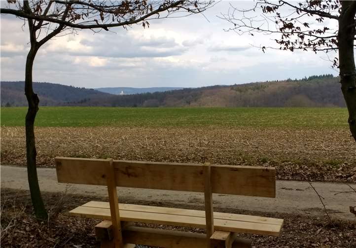 Auf Vorschlag des Pecher Heimatvereins wurde eine Bank in der Nähe des Waldgebiets „Im Heiligen Strumpf aufgestellt, von der man einen wunderbaren Blick auf das Heltenbachtal genießen kann.  privat