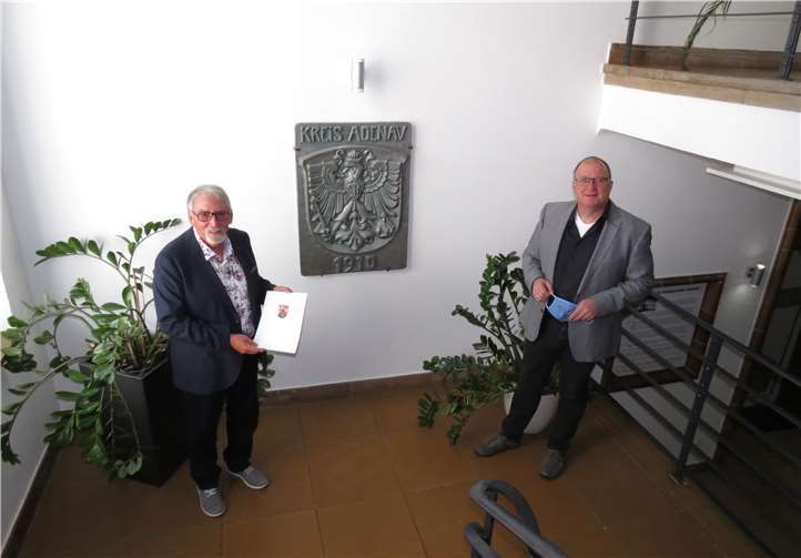 Auf Vorschlag des Verbandsgemeinderates wurde Heinz-Jürgen de Temple (l.) vom Amtsgericht Ahrweiler erneut zum Schiedsmann berufen. Bürgermeister Guido Nisius (r.) gratulierte dem ehrenamtlichen Schlichter herzlich.Foto: privat