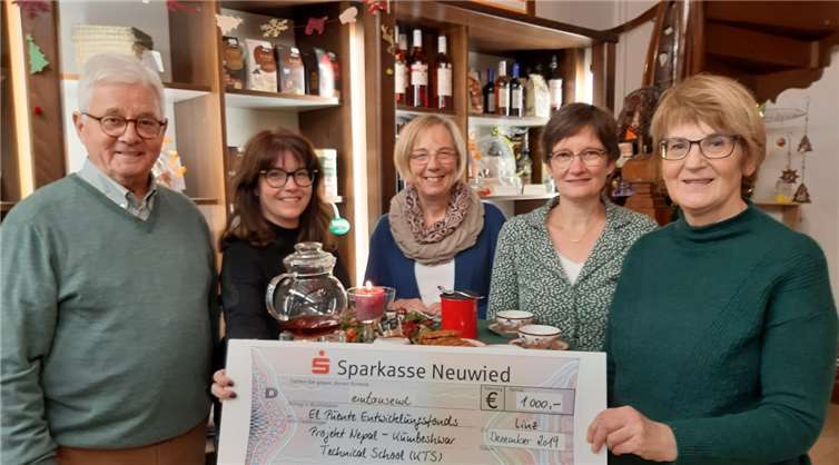 Auf Vorschlag des Vorstandes unterstützt der Verein Eine-Welt Linz e.V. die Bevölkerung des nach wie vor erdbebengeschädigten Nepal ein weiteres Mal mit einer Geldspende. Von links: Vorsitzender Hans-Joachim Schmitz, Schatzmeisterin Jutta Dietrich, Beisitzerin Jutta Demuth, stellv. Vorsitzende Annette Förster, Beisitzerin Gisela Bach.Foto: „Eine-Welt“ Linz