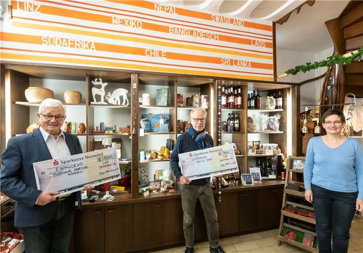 Auf Vorschlag des Vorstandes unterstützt der Verein Eine-Welt Linz e.V. mit seinen Geldspenden zum einen die dringend notwendige Operation des Augen-tumors eines albanischen Jungen und zum anderen die Sanierung von Kinder-garten und Kinderkrippe in der albanischen Stadt Ballsh. Das Foto zeigt „mit Corona-Abstand“ (von links) Vorsitzender Hans-Joachim Schmitz, Bildungs-referent Karl Hermann Amthauer, stellv. Vorsitzende Annette Förster. Foto: Eine-Welt Linz e.V.