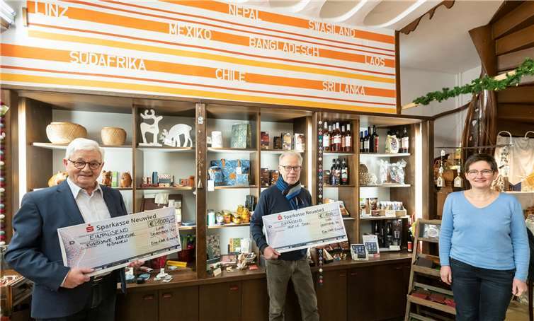 Auf Vorschlag des Vorstandes unterstützt der Verein Eine-Welt Linz e.V. mit seinen Geldspenden zum einen die dringend notwendige Operation des Augen-tumors eines albanischen Jungen und zum anderen die Sanierung von Kinder-garten und Kinderkrippe in der albanischen Stadt Ballsh. Das Foto zeigt „mit Corona-Abstand“ (von links) Vorsitzender Hans-Joachim Schmitz, Bildungs-referent Karl Hermann Amthauer, stellv. Vorsitzende Annette Förster. Foto: Eine-Welt Linz e.V.