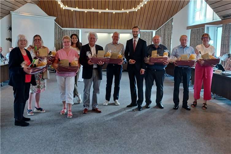 Auf Wiedersehen: Der VGR verabschiedete ausgeschiedenen Ratsmitglieder der letzten Wahlperiode. Leider konnten nicht alle zum Fototermin kommen.  Foto: VG Montabaur / Christina Weiß