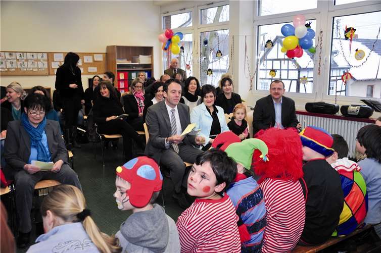 Auf Wunsch der neuen Schulleiterin Stefanie Koll-Bensberg (erste Reihe sitzend, 3 v. r.) hatten die Westumer und Löhndorfer Grundschulkinder ein karnevalistisch geprägtes Programm eingeübt. RÜ