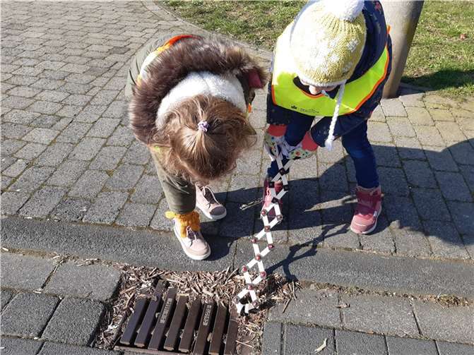 Auf Wunsch der teilnehmenden Kinder wurden eine Greifzange und zwei Metallsuchgeräte selbst konstruiert und gebaut. Quelle: VG Weißenthurm