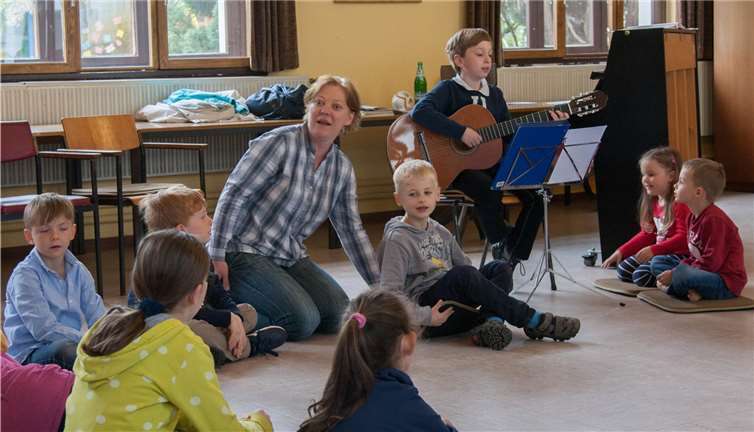 Auf altersgerechte Art werden den Kindern im Chorprojekt Musik und Gesang nähergebracht. privat