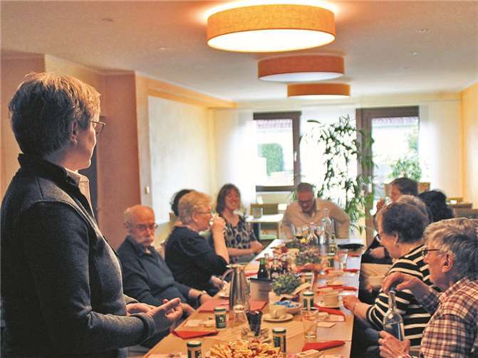 Auf ausdrücklichen Wunsch der Mitglieder des VdK-Ortsvereins Kempenich stellte Leiterin Marion Simonis den DRK-HausNotruf vor und ließ keine Frage unbeantwortet.  Foto: Jeannette Zimmermann / DRK-Kreisverband Ahrweiler e.V.)