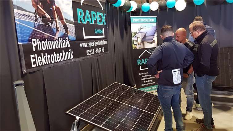 Auf besonders großes Interesse stießen die ausgestellten PV-Anlagen, Balkonkraftwerke und Pallisaden-Kraftwerke.  Foto: KH