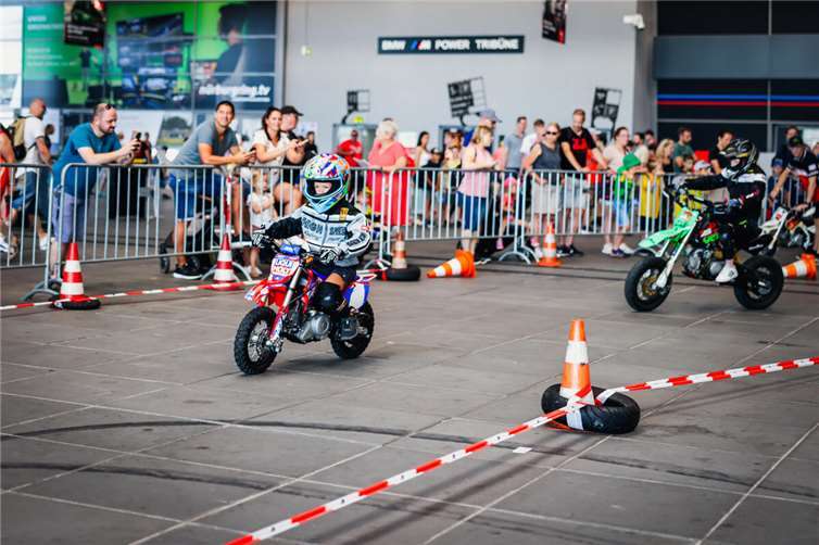 Auf coolen Bikes können Kinder und Jugendliche im Alter von 6 bis 14 Jahren bei der „Polo-Kids-Drift-Akademie“ ihre ersten eigenen Meter auf dem Motorrad zurücklegen.  Foto: Gruppe C