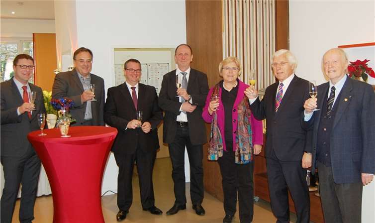 Auf das Gelingen des Neuen Jahres wurde mit einem Glas Sekt angestoßen. V.li: Oliver Engels (Regionaldirektor VoBa), Verbandsbürgermeister Bernd Weidenbach, Jörg Girolstein (Leiter VoBa Geschäftsstelle), TC-Vorsitzender Uli Adams, Stadtbürgermeisterin Gabriele Hermann-Lersch, Fritz Langenhorst (Sportbund Rheinland), Dieter Kamptz (DTB).FA