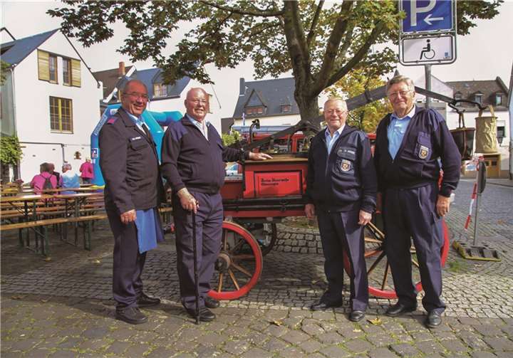 Auf das Löschfahrzeug aus dem Jahr 1869 sind sie stolz: (von links) Klaus D. Kröber, Friedhelm Hoffbauer, Heinz Kröber, Alfred Lampersbach.