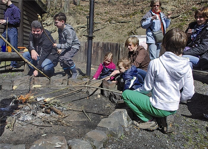 Auf das Stockbrot am Feuer freuten sich alle. privat