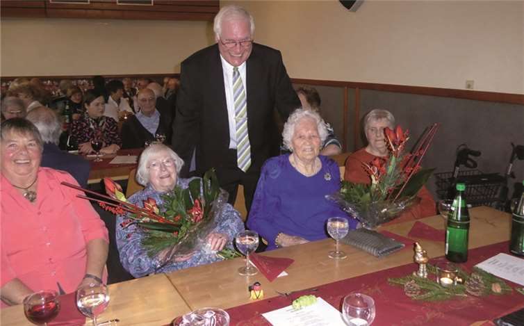 Auf das herzlichste begrüßte Ortsbürgermeister Runkel die beiden ältesten anwesenden Einwohnerinnen, Maria Koska und Hedwig Lieven. privat