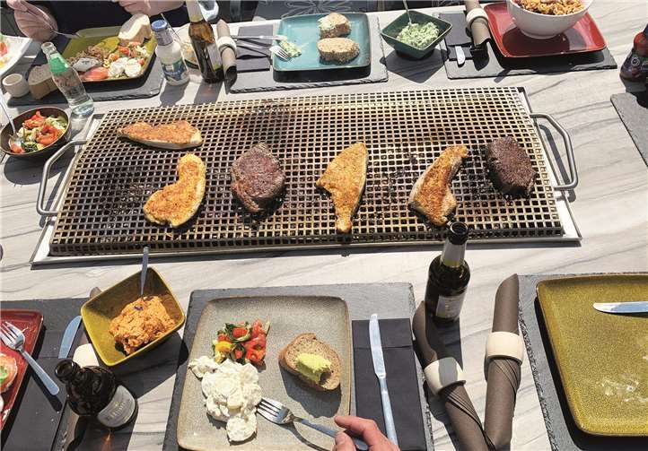 Auf dem 1 Meter x 40 cm großen Grill hat jeder ausreichend Platz für sein eigenes Grillgut.