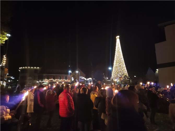 Auf dem 18 Meter hohen Zunftbaum leuchten 10 000 LEDs.