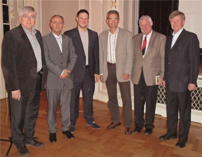 Auf dem 23. Symposium 2014, von rechts: die drei Ausrichter Dres. Heinz J. Krönke , Gerhard Kreuter , Paul-W. Frisch. Dann die Referenten Olympiasieger Matthias Steiner, Priv.-Doz. Dr. Luciano Pizzulli und Dr. Eckehard Possel. privat